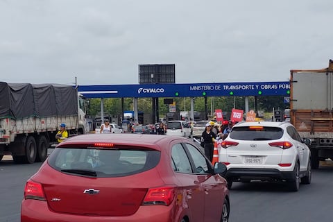 Control de tránsito se intensifica en vía a la costa por feriado: más de 11.000 autos por día se estima que salgan por peaje de Chongón