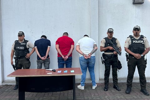 Tres presuntos sacapintas fueron detenidos en las inmediaciones de un centro comercial del norte de Guayaquil