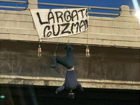 Aparece muñeco colgado con mensaje a presidente de Emelec, en paso a desnivel de la avenida Quito