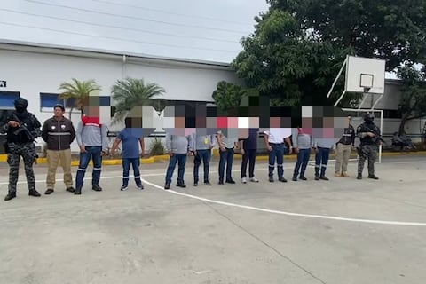 Desmantelan banda que evadía controles en el puerto de Manta para robar harina y aceite