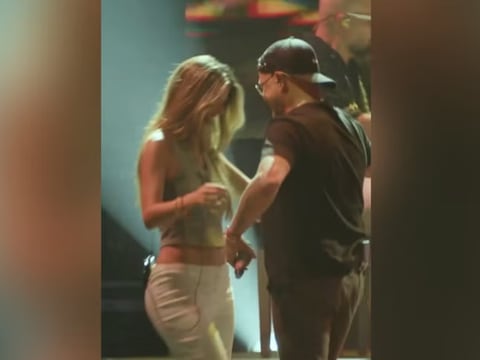 Alejandro Sanz reafirma su romance con Stephanie Cayo: La invitó a bailar juntos en un concierto de su gira ‘¿Y Ahora Qué?’