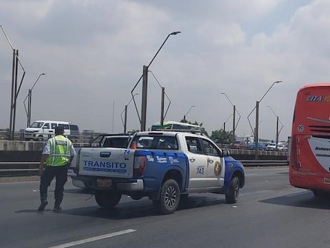 Vehículo averiado genera congestión en el puente de la Unidad Nacional