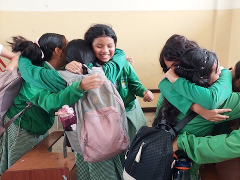 Entre camisetas mojadas, comida y buenos deseos, estudiantes de inicial a séptimo de básica se despiden del año escolar en Guayaquil