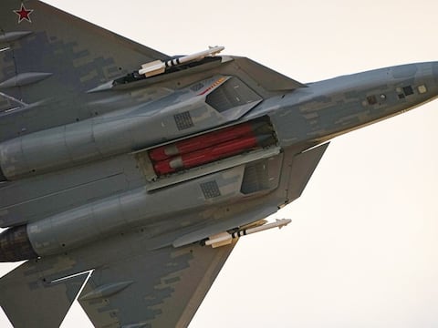 Rusia presenta imágenes del caza de quinta generación SU-57 con misiles antirradiación