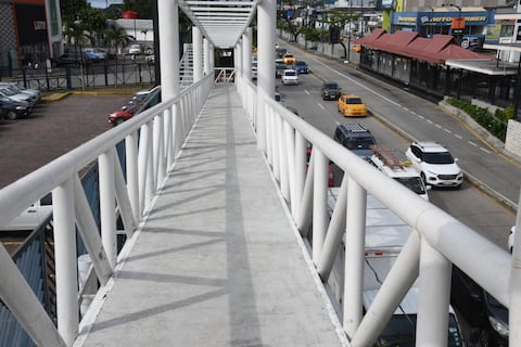Paso peatonal de la avenida de las Américas en Guayaquil se habilita mientras finalizan labores de mantenimiento