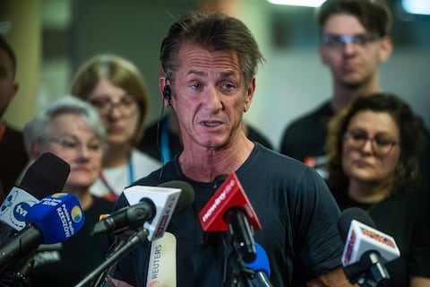 Actor Sean Penn patrocina centro de asistencia a refugiados ucranianos en Cracovia