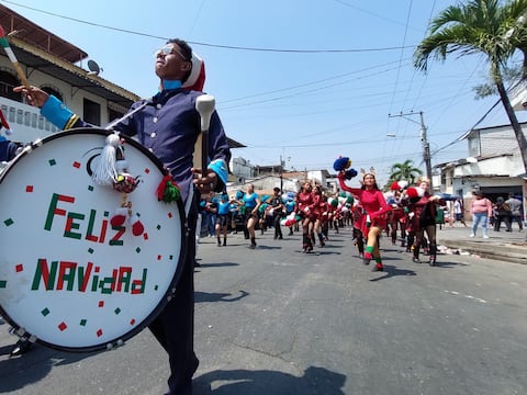 “Pese a las dificultades, debemos aprender a compartir amor y paz”: barrio Garay se llena de música y color con desfile navideño