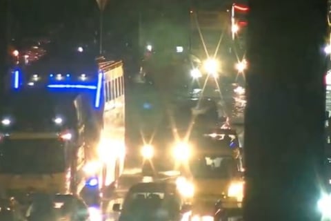 Conductores quedaron atrapados en vía a Daule y Perimetral por acumulación de agua