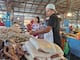 Restaurantes y mercados de mariscos en Manta se abastecen con antelación para atender a visitantes en el feriado: ‘Si hace falta, podemos volver a comprar’