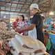 Restaurantes y mercados de mariscos en Manta se abastecen con antelación para atender a visitantes en el feriado: ‘Si hace falta, podemos volver a comprar’