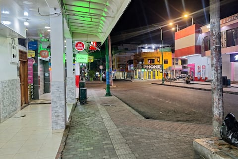 Manta: así cambió la rutina nocturna con el toque de queda en la ciudad manabita, desde las 21:00 se vacían sus calles