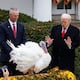 Donald Trump indulta dos pavos por Acción de Gracias y anula los perdones que dio Joe Biden