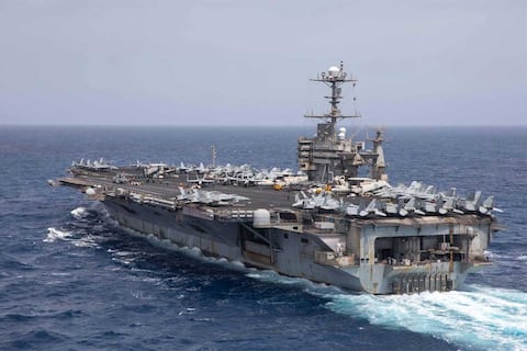 Portaaviones de Estados Unidos deja caer avión de combate al agua: en un giro brusco para evitar el fuego enemigo la nave se deslizó al mar