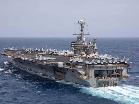 Portaaviones de Estados Unidos deja caer avión de combate al agua: en un giro brusco para evitar el fuego enemigo la nave se deslizó al mar