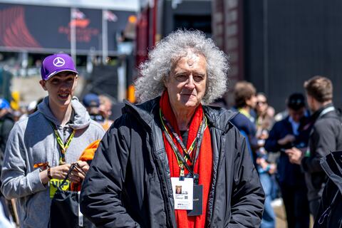 Brian May confirma que aún puede tocar la guitarra después de sufrir un leve derrame cerebral la semana pasada