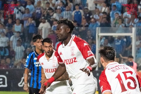 Jordy Caicedo anota de penal su tercer gol consecutivo con Huracán, en Argentina