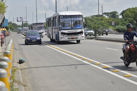 Conductores invaden ciclovía de la autopista Narcisa de Jesús y aseguran que implementación es ‘confusa’