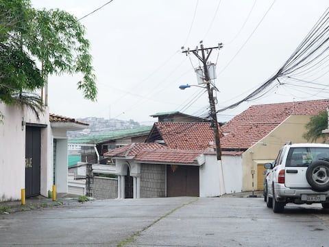 ‘En una noche pueden haber tres o cuatro cortes’: intermitencias eléctricas generan molestias en sector de Lomas de Urdesa