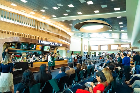 Starbucks abre su octava cafetería en un punto estratégico de conectividad de Quito