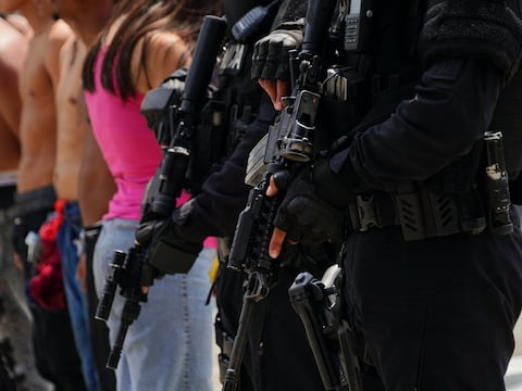 Policía libera a taxista secuestrado y detiene a 12 implicados en extorsiones en Guayaquil y Durán