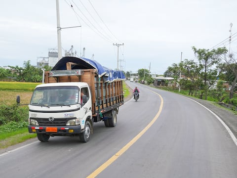 Prefectura del Guayas entrega vía Laurel-Junquillal en Salitre con inversión cercana a $ 1 millón