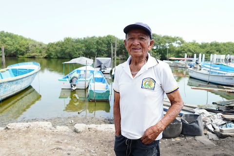 ‘Si me hago flojo, la enfermedad me coge rapidito’, dice Carlos Lindao, quien a sus 123 años elabora carbón y recicla en El Morro