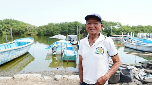 ‘Si me hago flojo, la enfermedad me coge rapidito’, dice Carlos Lindao, quien a sus 123 años elabora carbón y recicla en El Morro