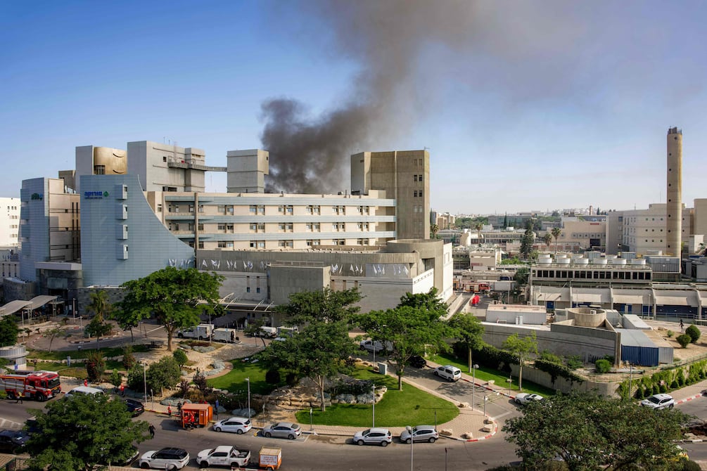 Atacan hospital en Israel y se advierte a líder iraní Ali Jamenei que “pagará por sus crímenes”