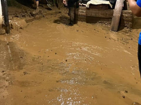 Fuerte aguacero deja familias evacuadas y vías afectadas en tres cantones de Loja