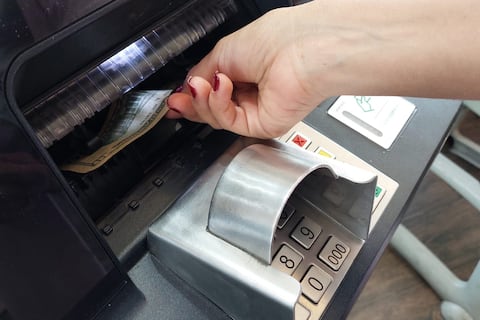 Hombre denuncia retiro fraudulento de su cuenta: Policía advierte aumento de estafas digitales en diciembre