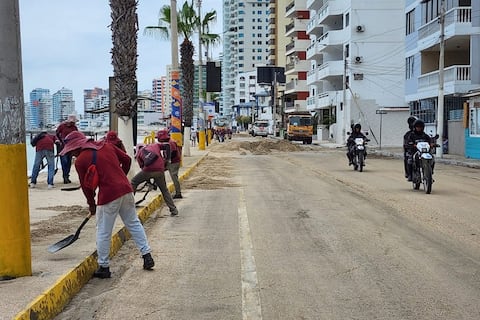 80 toneladas de arena y conchilla han sido retiradas de la avenida principal de Salinas; dirección de Riesgo mantiene monitoreo ante oleaje que se intensificaría
