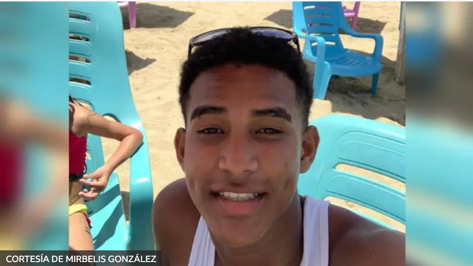 “Nos comentó que lo habían asfixiado hasta botar sangre por la nariz”: el adolescente que lleva un año detenido en Venezuela por los ataques contra las estatuas de Chávez