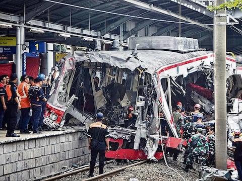 Choque de trenes en Indonesia
