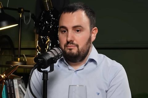 Capitán Enrique Gil habla de los riesgos inesperados de volar aviones caza: Vi como un compañero se estrellaba contra una montaña, al parecer por un pájaro