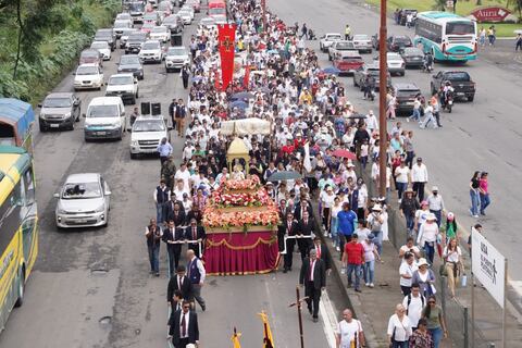Misa y procesión en parroquia San Alberto Magno, en La Aurora, por fiesta de Corpus Christi