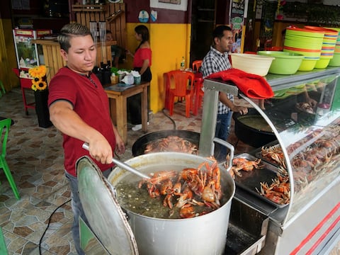 Cangrejales y asaderos en Guayaquil ajustan horarios por nuevo toque de queda desde el 3 de mayo