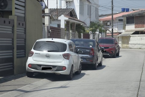 La invasión de aceras es una constante en Sauces, Alborada y Samanes: ‘Cuando se pide que retiren, unos se ponen groseros’