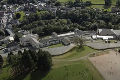 “Todo se salió de control”: despiden a profesora por dar clase en estado de ebriedad y obligar a los alumnos a bailar La Macarena