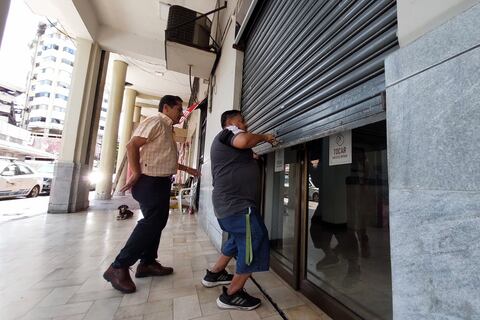 Un mes después del incendio, el comercio aledaño al Multicomercio busca recuperarse: ‘Ya la gente puede entrar así sea caminando’