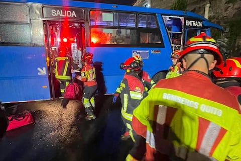 Bus con pasajeros choca contra un muro y casi cae a una quebrada en Quito