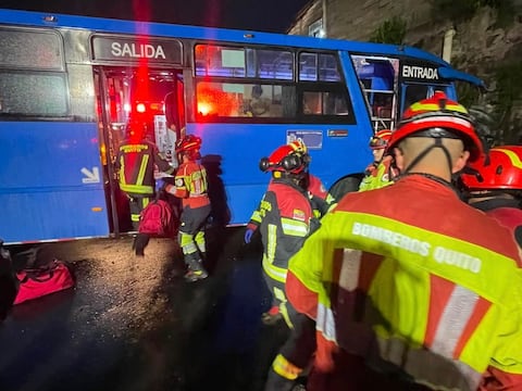 Bus con pasajeros choca contra un muro y casi cae a una quebrada en Quito
