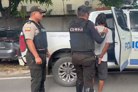 Detienen a hombre con arma blanca y panfleto con amenazas cerca de colegio en Samborondón