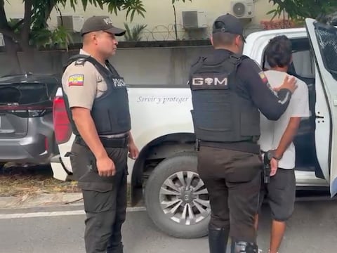Detienen a hombre con arma blanca y panfleto con amenazas cerca de colegio en Samborondón