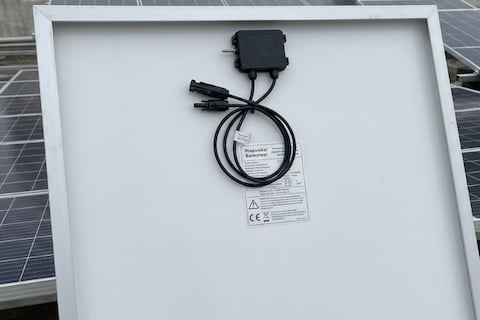 Ni metal ni vidrio: el componente invisible de los paneles solares que tarda siglos en desaparecer del medio ambiente