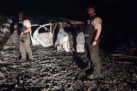 Hallan un carro incinerado y moto abandonada tras crimen de jueza en Machala