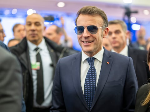Emmanuel Macron con look de Top Gun en Davos, este es el motivo