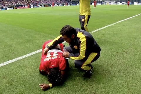 Alexander Bolaños de Aucas abandona la cancha entre lágrimas tras la fuerte entrada de Layan Loor de Independiente del Valle