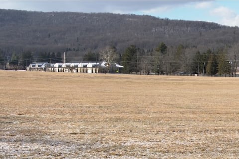 Cuartel militar abandonado en Estados Unidos se transforma en un hotel boutique junto al lago y la montaña: la inversión es de $300.000