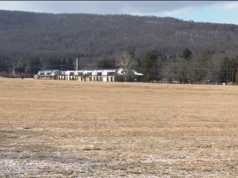 Cuartel militar abandonado en Estados Unidos se transforma en un hotel boutique junto al lago y la montaña: la inversión es de $300.000