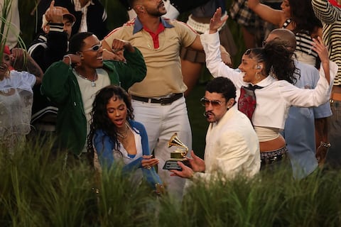 ¿Quién es el niño al que Bad Bunny le dio su Grammy?: la historia detrás del momento viral del Super Bowl 2026